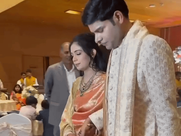 कृतिका मिश्रा साड़ी और अंकुर शेरवानी में नजर आए।