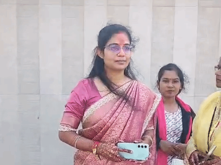 कानपुर के क्रैनबेरी लॉन मैनावती में IAS कृतिका मिश्रा शादी वाले दिन पिंक साड़ी के साथ हाथों में मेहंदी लगाए नजर आईं।