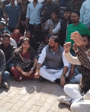 पार्षद ममता चौधरी अपने समर्थकों के साथ थाने पर धरने पर बैठीं।