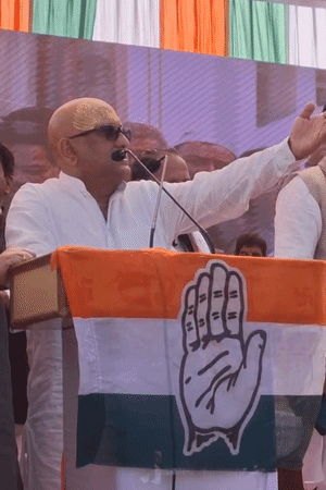 मंच पर पहुंचकर यूपी कांग्रेस अध्यक्ष अजय राय ने कार्यकर्ताओं का हाल-चाल पूछा।