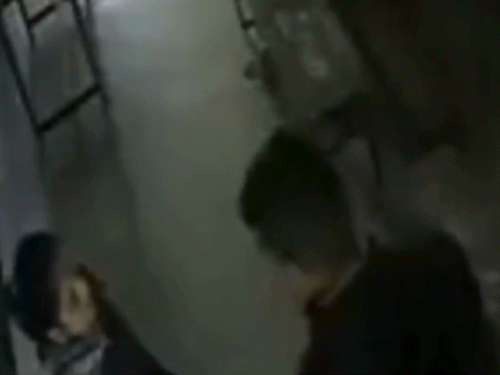 CCTV फुटेज में दिखा कि छात्र ने टीचर को धक्का भी दिया, जिससे वह टेबल के पास गिरते-गिरते बची। - Dainik Bhaskar