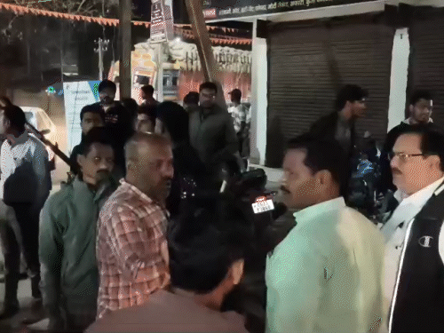 मरीज की मौत के बाद अस्पताल के बाहर परिजनों की भीड़।