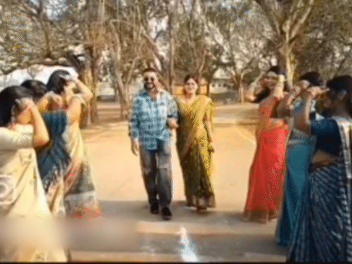 एक रील, जिसमें दामाद जी अंगना में पधारे गाना लगा हुआ है, वायरल है।