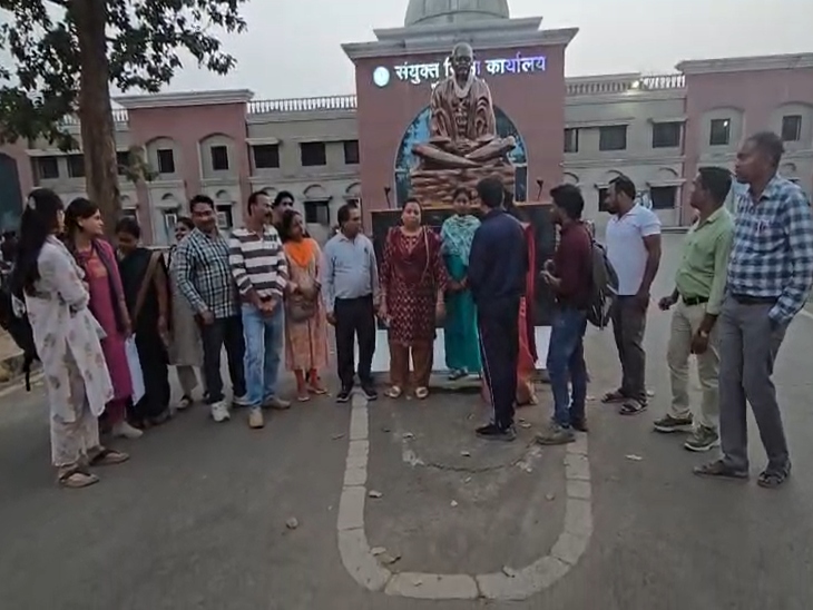 स्कूल के स्टाफ ने प्रिंसिपल के खिलाफ मोर्चा खोल दिया।