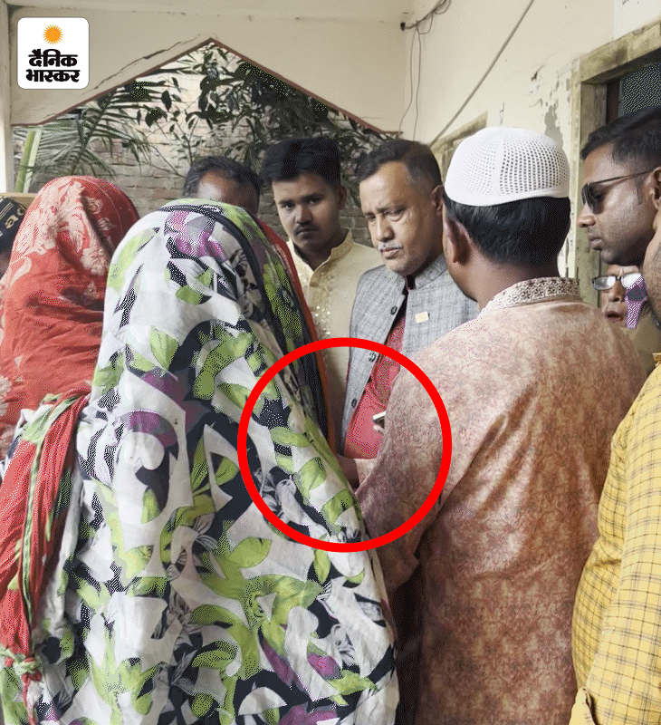 खुलना-1 से जमात के कैंडिडेट कृष्णा नंदी चुनावी रैली के दौरान वोटर को पैसे बांटते कैमरे में कैद हो गए।