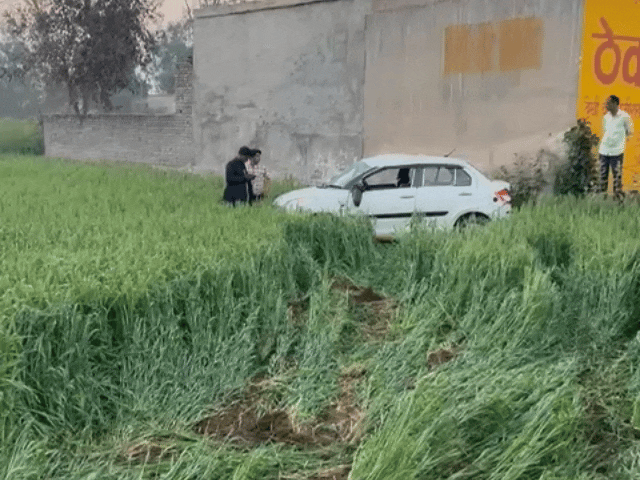 पास की दुकान में मौजूद लोगों ने कार सवार व्यक्तियों को बाहर निकाला।