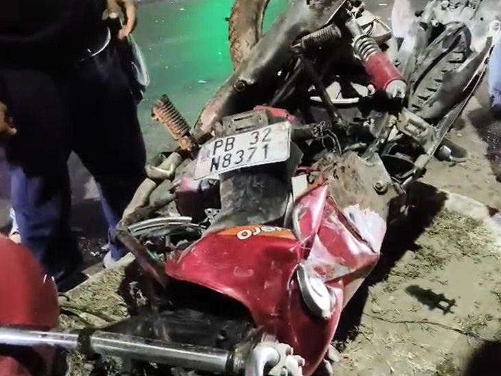 कार की टक्कर से बाइक के परखच्चे उड़ गए।