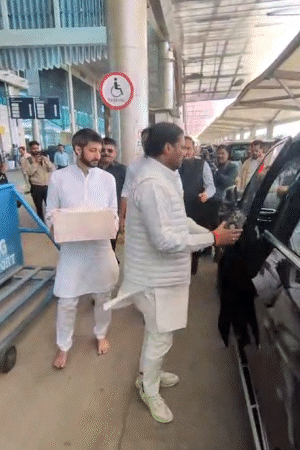 जय पवार नंगे पैर ही एयरपोर्ट से बाहर आए। उनके हाथों में पिता की अस्थियां थीं।