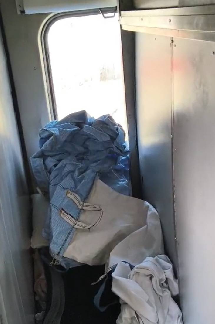 एसी कोच में ये अटेंडर को अलॉट की गई जगह है। अटेंडर रुपए लेकर इसे बेच रहे हैं।