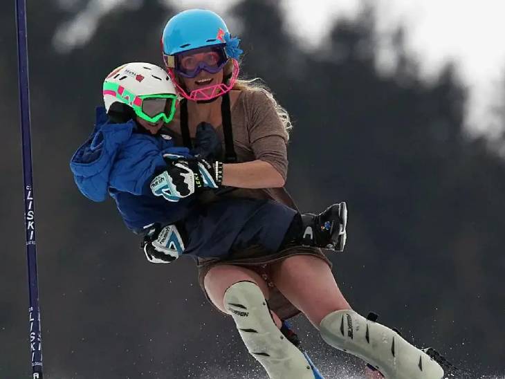 2011 में जब सारा ने पहली बार संन्यास लिया था, तब उन्होंने अपनी अंतिम रेस में 4 साल के लासे को गोद में उठाकर स्कीइंग की थी। -   फाइल फोटो - Dainik Bhaskar