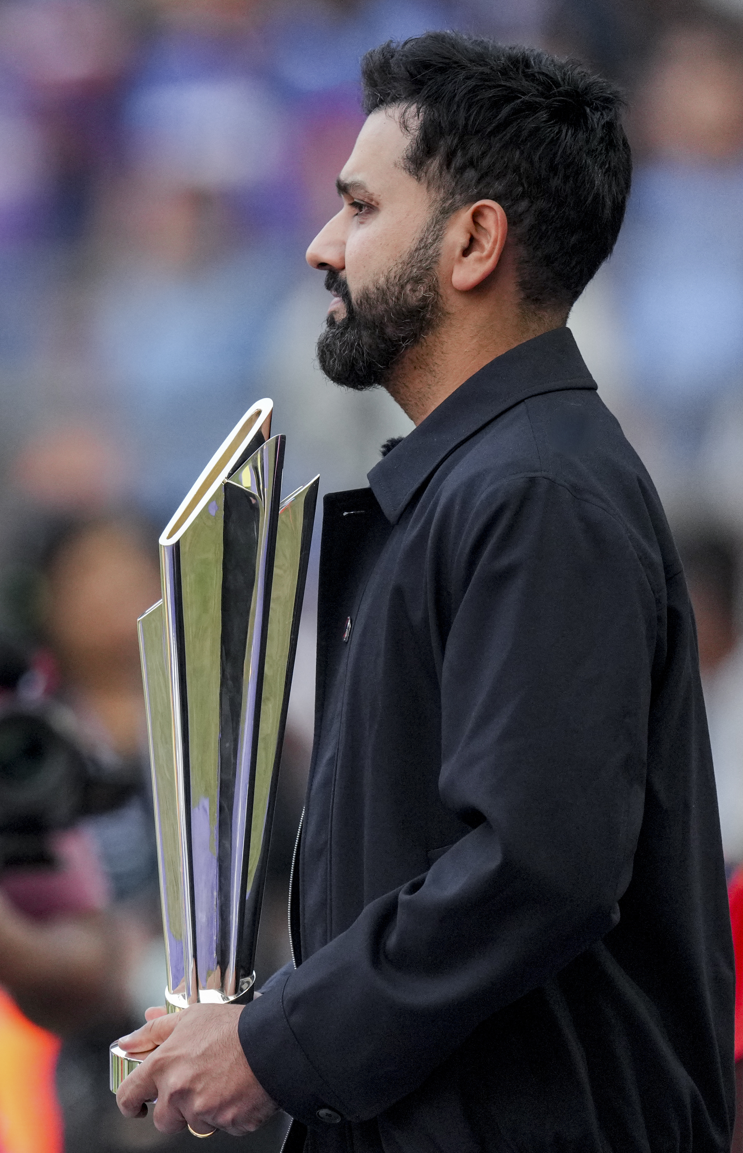 पूर्व भारतीय कप्तान रोहित शर्मा ट्रॉफी लेकर पहुंचे।