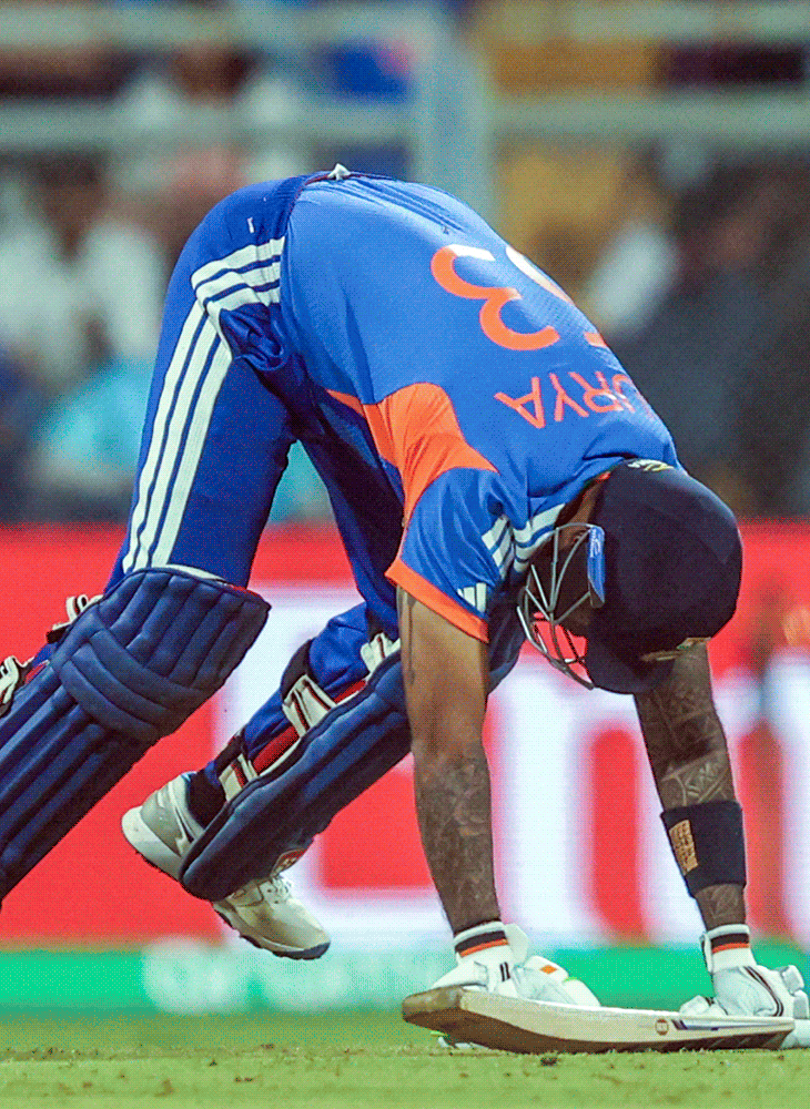 सूर्यकुमार यादव ने पिच पर गिरकर फाइन लेग के ऊपर सिक्स लगाया।