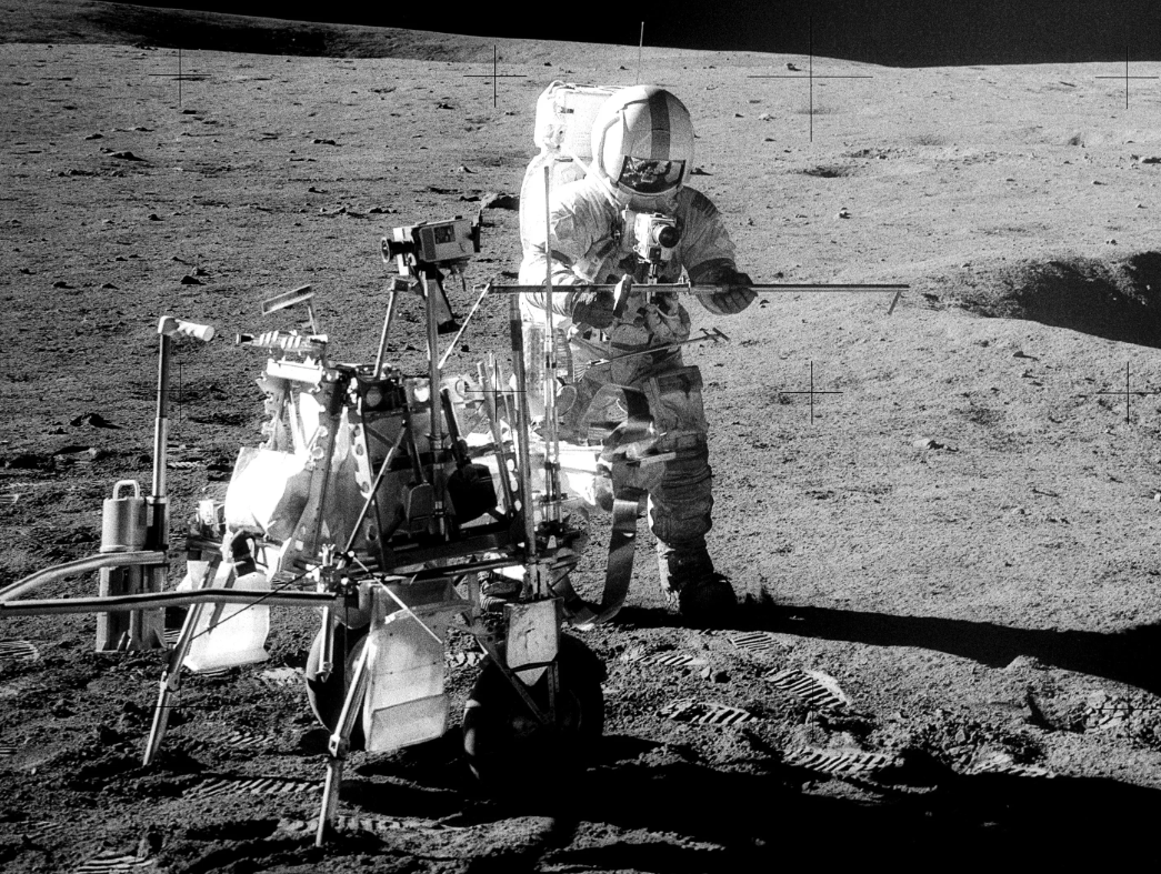 1971 में नासा का अपोलो 14 अंतरिक्ष यान अपना चंद्रमा मिशन पूरा करके सुरक्षित धरती पर वापस लौटा।