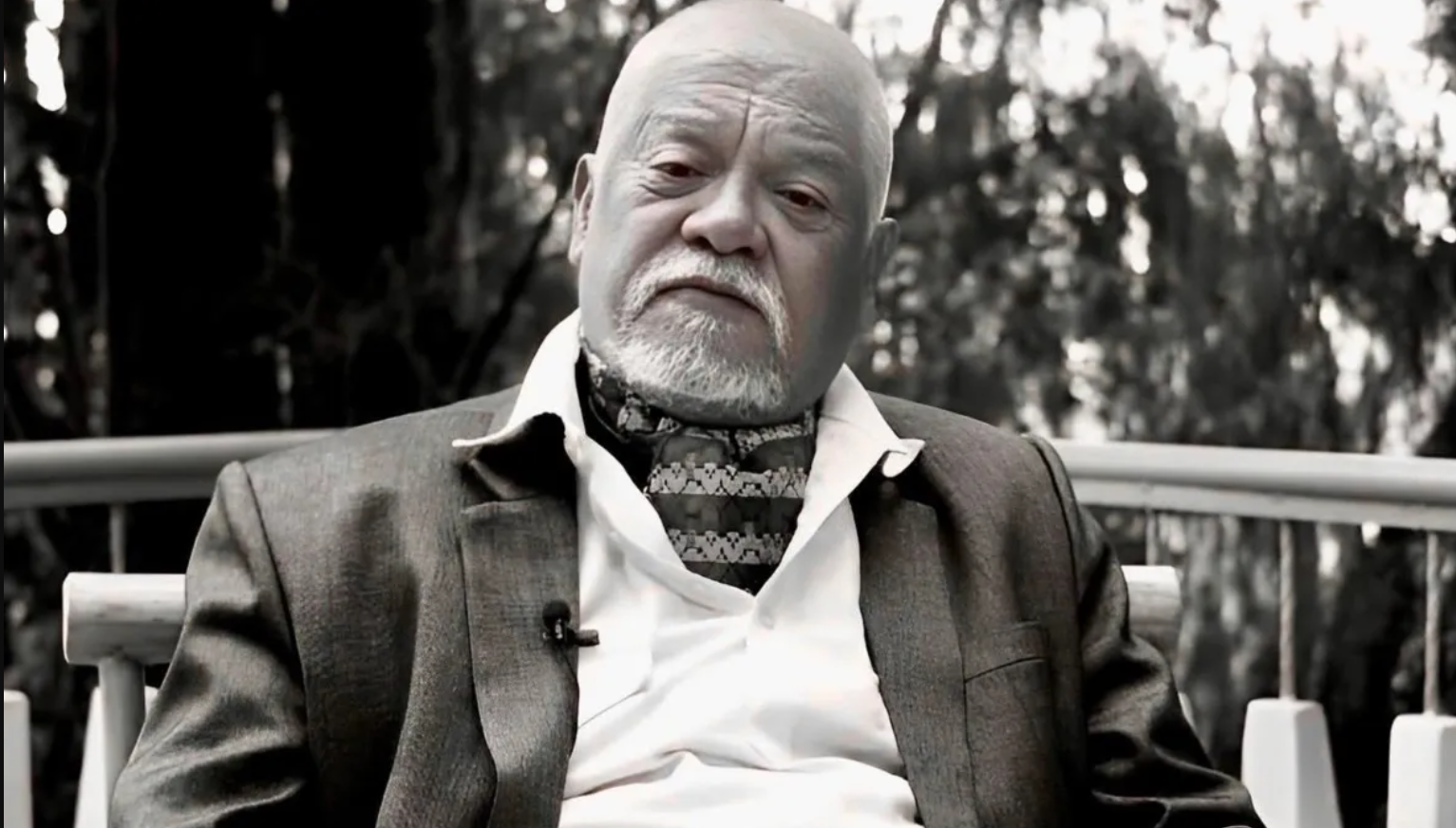 फिल्मों में आने से पहले थापा खेलों से भी जुड़े रहे। उन्होंने बॉम्बे के क्लबों के लिए प्रोफेशनल फुटबॉल खेला।