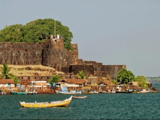 सिंधुदुर्ग के तट पर स्थित विजयदुर्ग किला। - Dainik Bhaskar