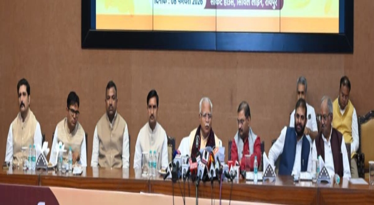 मंत्री मनोहर लाल खट्टर मीडिया को जानकारी देते हुए।