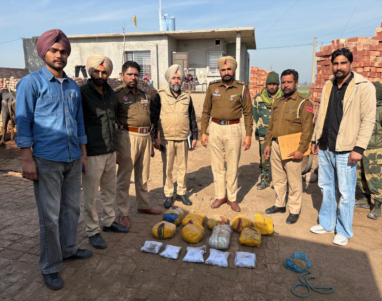 अमृतसर के गांव घोगा में पुलिस ने घर से बरामद की हेरोइन।