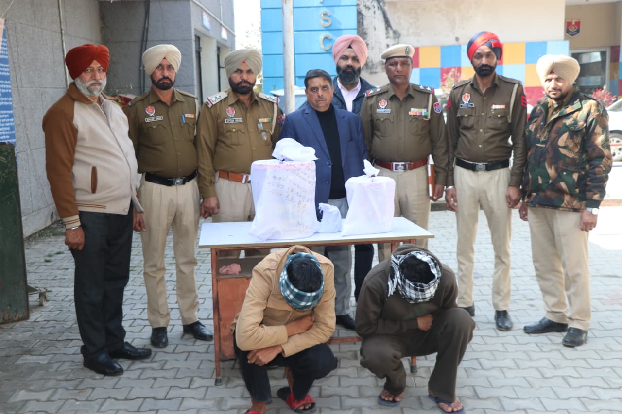 गुरदासपुर पुलिस ने 11 किलो हेरोइन समेत दो आरोपियों को गिरफ्तार किया।