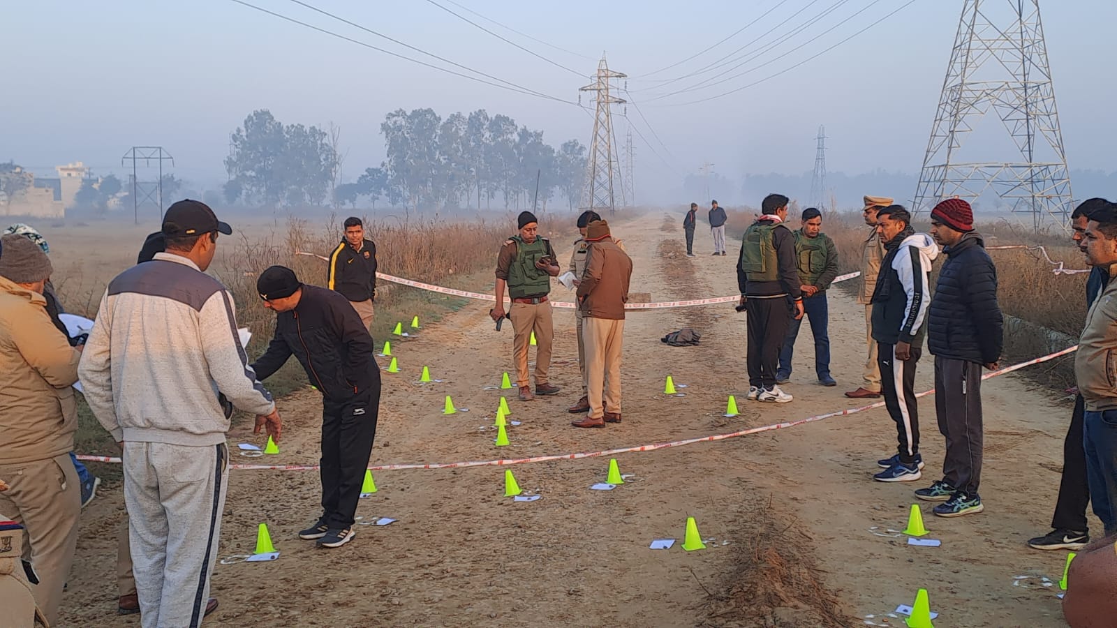 वारदात स्थल पर जांच करती पुलिस की टीमें।