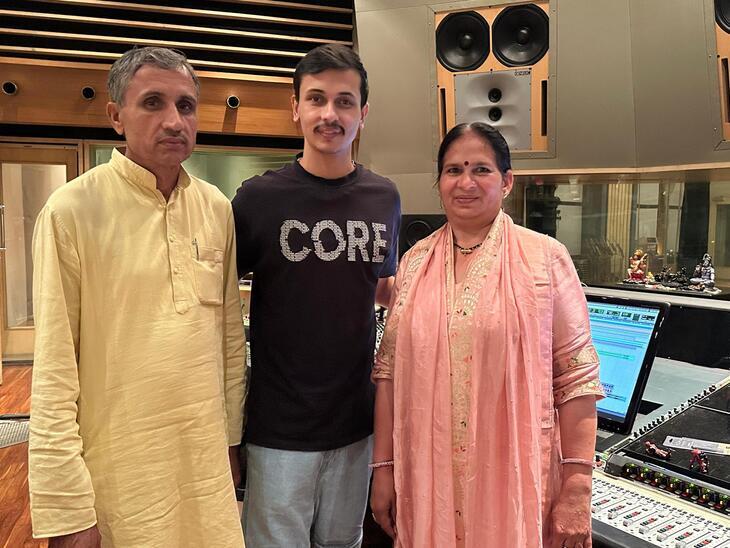 माता-पिता के साथ म्यूजिक कंपोजर मंदीप पंघाल।