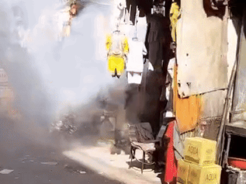 बिजली की लाइन में शॉर्ट सर्किट से आग लग गई। स्पार्किंग से पटाखे फूटने जैसी आवाज होती रही।