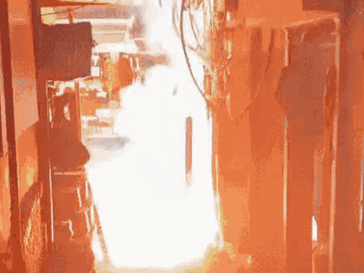 करीब एक घंटे बाद आग पर काबू पाया गया।