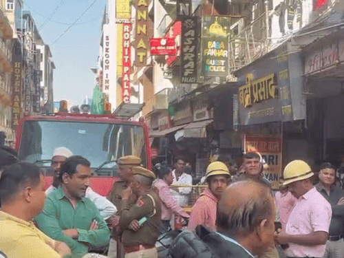 आग पर काबू पाने के दौरान पुलिस ने बाजार की सड़क का ट्रैफिक रोक दिया था।