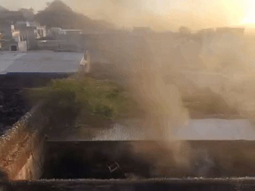 हादसे के बाद गोदाम में उठता धुआं।