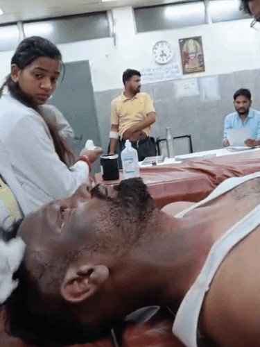 अजमेर के जेएलएन अस्पताल में घायल का इलाज चल रहा है।