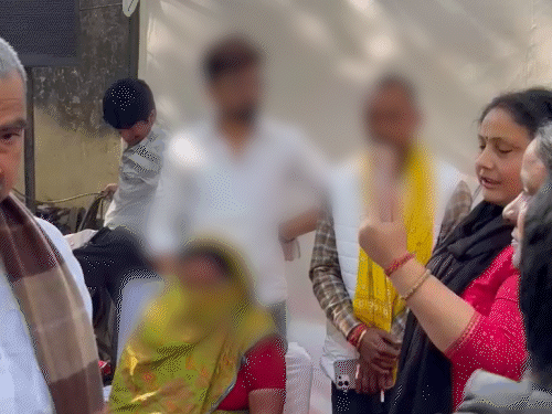 दिल्ली जंतर-मंतर पर प्रदर्शन में शामिल होने पीड़िता की मां भी पहुंचीं।