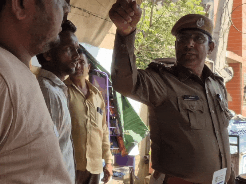 दुकानदारों को समझाते ट्रैफिक इंचार्ज राधेश्याम
