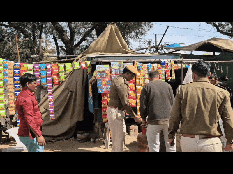 ट्रैफिक इंचार्ज खुद अपने हाथों से अतिक्रमण को हटाते हुए और रास्ता साफ करवा रहे थे।