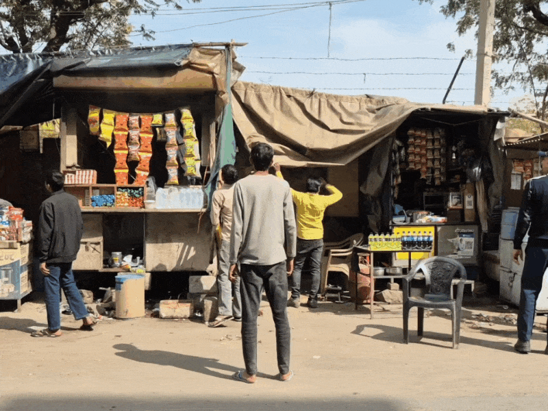 अतिक्रमण हटाते ट्रैफिक इंचार्ज और उनकी टीम