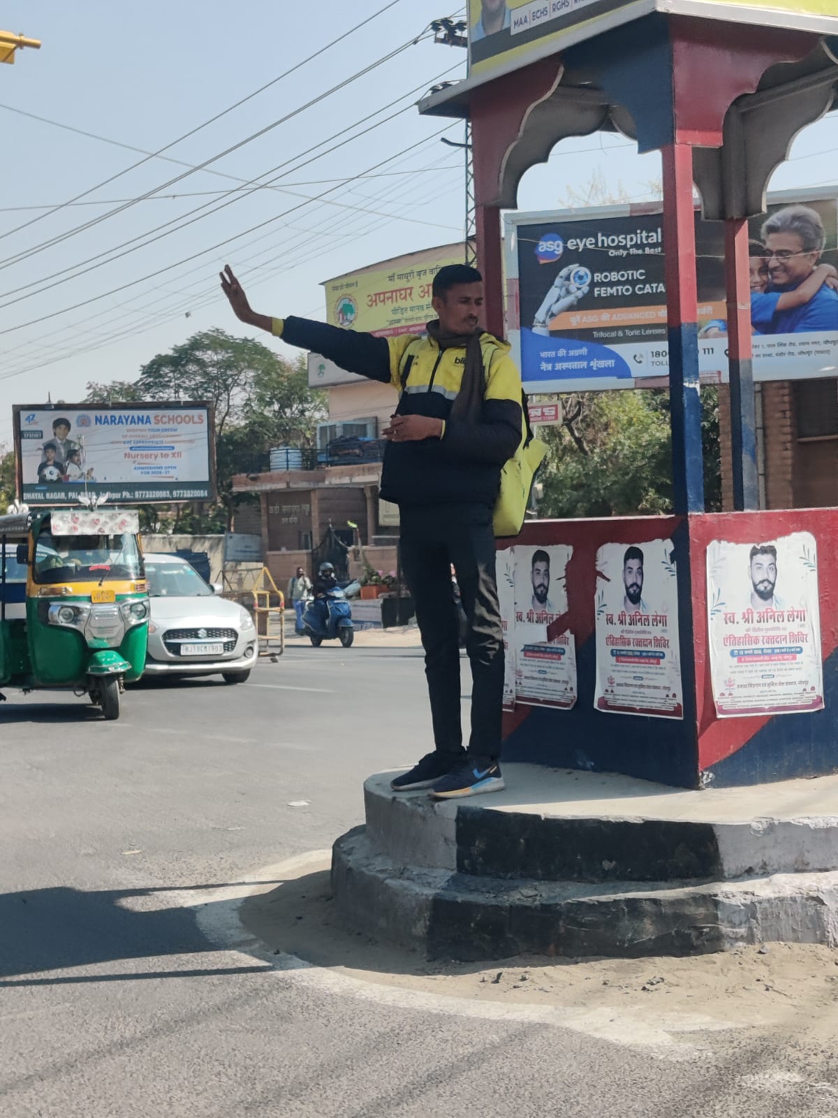 जोधपुर में डिलीवरी बॉय ने संभाली ट्रैफिक व्यवस्था।