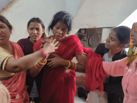 घर के बाहर पत्नी के सामने हत्या