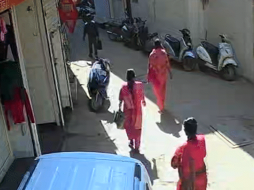 आगे आरोपी महिलाएं,पीछे बुजुर्ग महिला जा रही है।