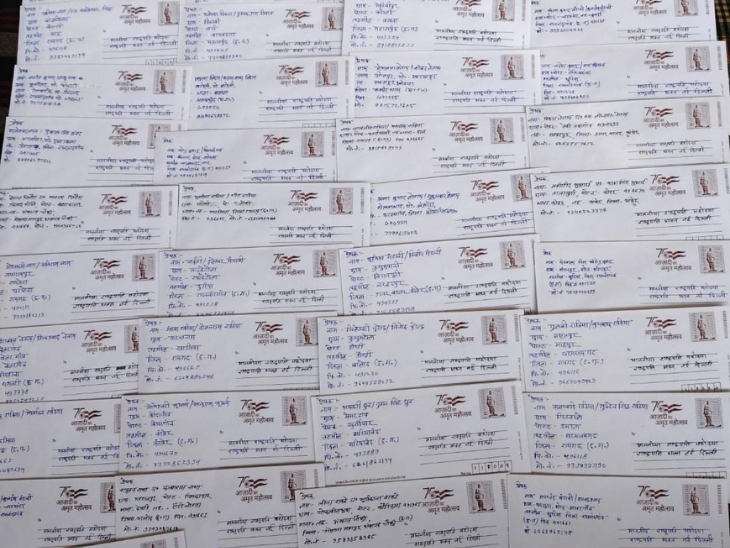 हजारों की संख्या में लेटर स्पीड पोस्ट किए गए हैं।