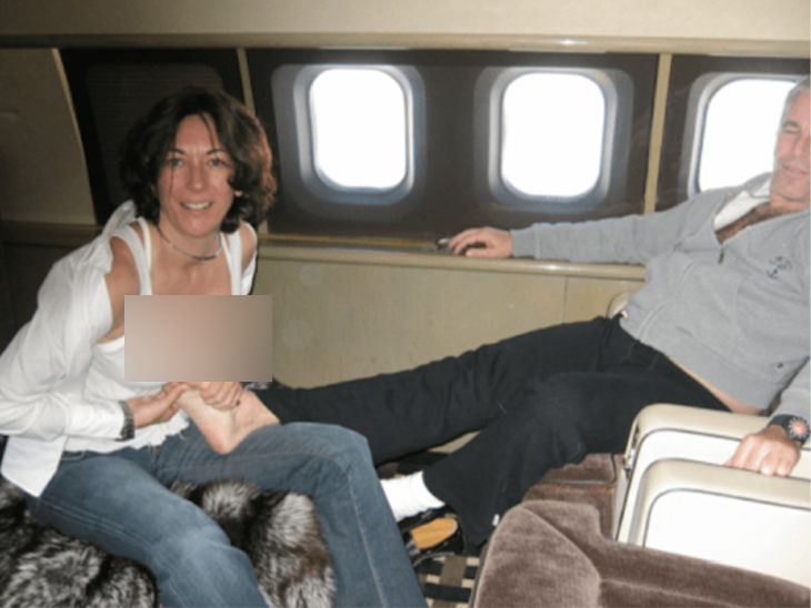 प्राइवेट जेट लोलिता एक्सप्रेस में प्रेमिका गिस्लेन मैक्सवेल, जेफ्री एपस्टीन के पैर दबाते हुए।