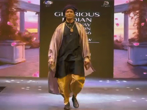 जीतेंद्र शर्मा ने केवल फैशन का प्रदर्शन ही नहीं किया, बल्कि समाज के लिए एक महत्वपूर्ण संदेश भी दिया।