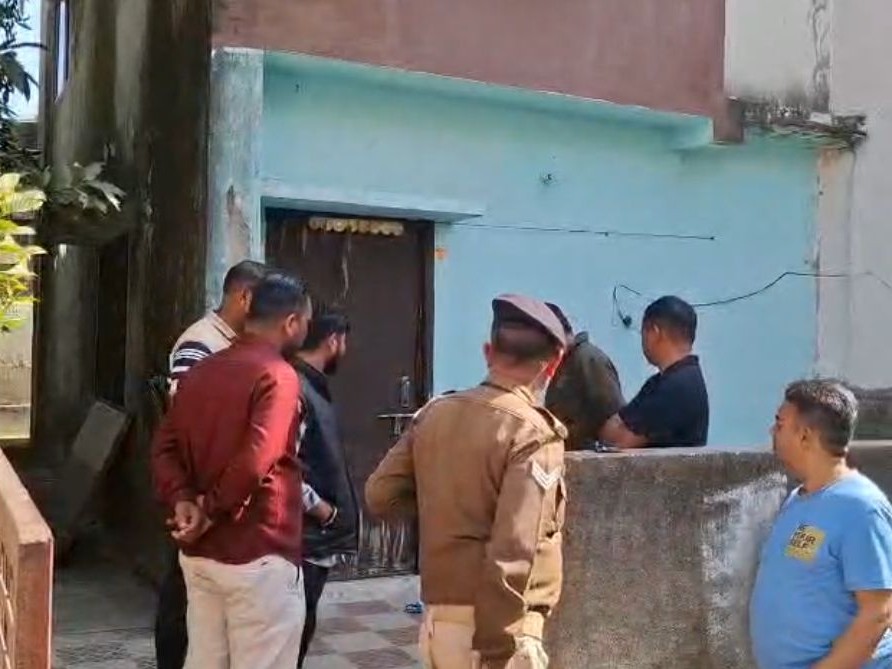 घटनास्थल पर मौजूद पुलिस व अन्य अधिकारी