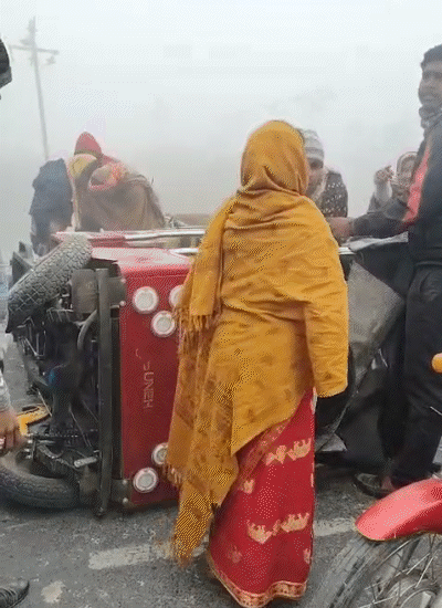 बिहार के दरभंगा में कोहरे के कारण ट्रक ने ई-रिक्शा को टक्कर मारी, जिसमें 2 लोग घायल हुए हैं।