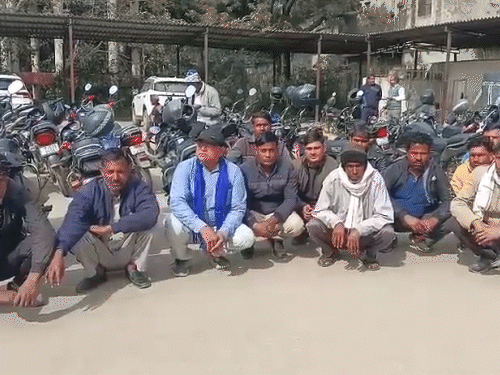 टीचर के परिजनों ने सोमवार सुबह जिला अस्पताल में दो घंटे तक धरना दिया और पोस्टमॉर्टम कराने से मना कर दिया था।