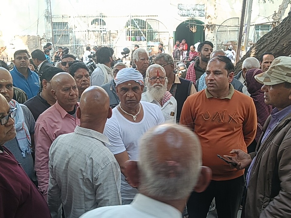 बुजुर्ग के अंतिम संस्कार के बाद लोगों ने एसडीएम के नाम ज्ञापन सौंपा।