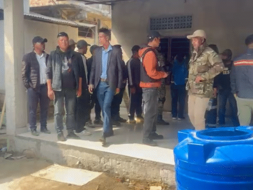 हिंसा के डर से कई लोगों ने लितान पुलिस थाने में शरण ले रखी है।