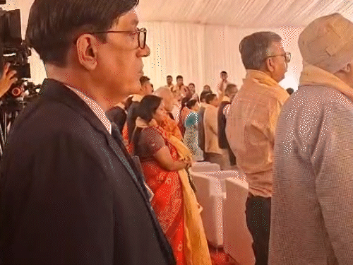 कार्यक्रम के दौरान आयोजकों की ओर से पंडाल में ड्रोन उड़ाया गया। जिस पंडाल में मुख्यमंत्री और केंद्रीय मंत्री का संबोधन होना था, वहां ड्रोन उड़ता देख सीएम सिक्योरिटी तुरंत अलर्ट हो गई। सुरक्षा को देखते हुए पुलिस ने तुरंत कार्रवाई करते हुए ड्रोन को नीचे उतरवाया।