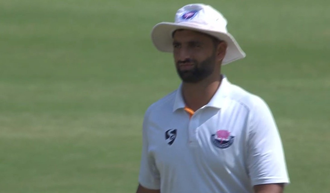 आकिब नबी को प्लेयर ऑफ द मैच चुना गया।