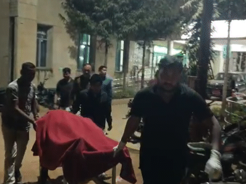 जांच के बाद डॉक्टरों महिला को मृत घोषित कर दिया। पुलिस ने शव को पीएम के लिए भिजवाया।