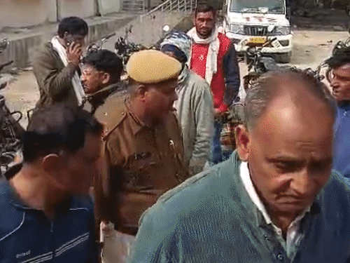 डीएसपी ग्रामीण शिवानी शर्मा मौके पर पहुंची और परिजनों को समझाइश कर आश्वासन देकर धरना खत्म कराया।