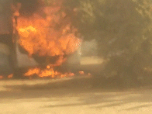 इंजन से भड़की आग पूरी बस को अपने चपेट में ले ली।