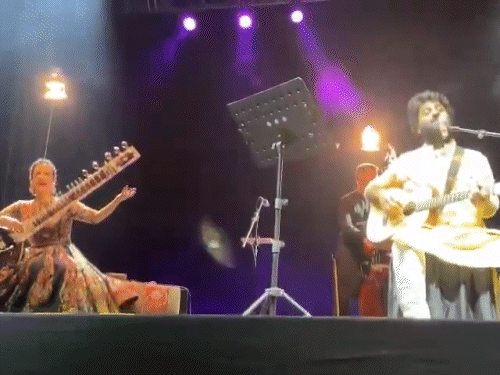 अनुष्का शंकर महान सितार वादक पंडित रवि शंकर की बेटी और ब्रिटिश-अमेरिकी सितार वादक और संगीतकार हैं।